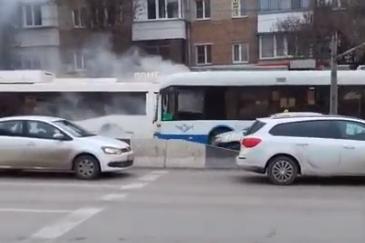 Автобус загорелся на пр. Стачки в Ростове-на-Дону: видео